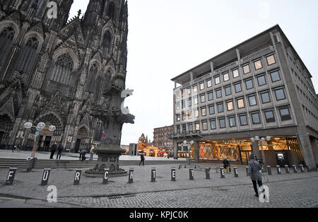 Köln, Deutschland. 15 Dez, 2017. Die Meldung "Keine Angst" auf dem neu installierten Security Poller auf dem Platz vor dem Kölner Dom in Köln, Deutschland, 15. Dezember 2017 geschrieben. Gruppe ein Künstler poseted die Botschaft von Weihnachten auf die Poller. Quelle: Henning Kaiser/dpa/Alamy leben Nachrichten Stockfoto