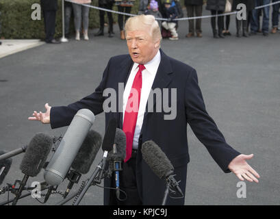 Washington, District of Columbia, USA. 15 Dez, 2017. Präsidenten der Vereinigten Staaten Donald J. Trumpf macht Bemerkungen an die Medien, als er das Weiße Haus in Washington, DC, fährt in der FBI nationalen Akademie Abschlussfeier in Quantico, Virginia am Freitag, Kredit zu beteiligen: Ron Sachs/CNP/ZUMA Draht/Alamy leben Nachrichten Stockfoto