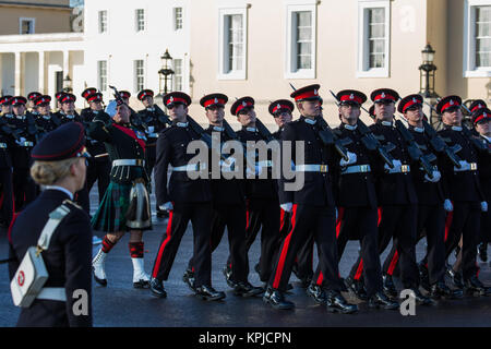 Sandhurst, Großbritannien. 14. Dezember, 2017. Der souveräne Parade an der Royal Military Academy in Sandhurst. Der souveräne Parade markiert den Übergang von Sandhurst nach Abschluss der intensiven Ausbildung von einem Jahr von 162 officer Kadetten aus dem Vereinigten Königreich und 25 von 20 überseeischen Ländern. Die erste Parade wurde im Juli 1948 statt. Stockfoto