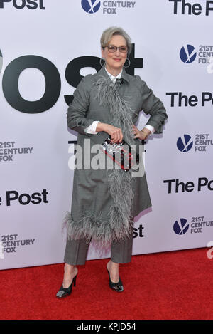 Meryl Streep kommt an "Die Post" Washington, DC Premiere auf der Newseum am 14. Dezember 2017 in Washington, DC. Credit: Erik Pendzich/Alamy leben Nachrichten Stockfoto