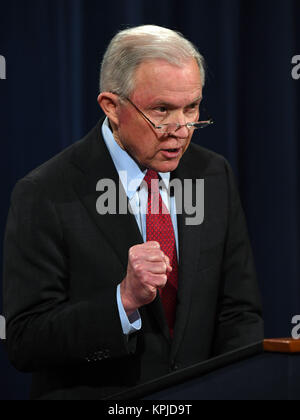 Washington, USA. 15 Dez, 2017. Us-Justizminister Jeff Sessions spricht während einer Pressekonferenz auf die Bemühungen Gewaltverbrechen in das Justizministerium in Washington, DC, USA, am 15. Dezember 2017 reduzieren. Credit: Yin Bogu/Xinhua/Alamy leben Nachrichten Stockfoto