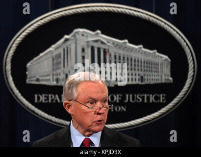 Washington, USA. 15 Dez, 2017. Us-Justizminister Jeff Sessions spricht während einer Pressekonferenz auf die Bemühungen Gewaltverbrechen in das Justizministerium in Washington, DC, USA, am 15. Dezember 2017 reduzieren. Credit: Yin Bogu/Xinhua/Alamy leben Nachrichten Stockfoto