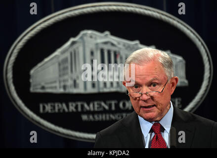 Washington, USA. 15 Dez, 2017. Us-Justizminister Jeff Sessions spricht während einer Pressekonferenz auf die Bemühungen Gewaltverbrechen in das Justizministerium in Washington, DC, USA, am 15. Dezember 2017 reduzieren. Credit: Yin Bogu/Xinhua/Alamy leben Nachrichten Stockfoto