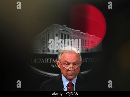 Washington, USA. 15 Dez, 2017. Us-Justizminister Jeff Sessions spricht während einer Pressekonferenz auf die Bemühungen Gewaltverbrechen in das Justizministerium in Washington, DC, USA, am 15. Dezember 2017 reduzieren. Credit: Yin Bogu/Xinhua/Alamy leben Nachrichten Stockfoto