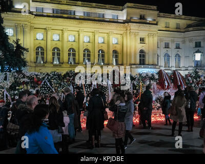 Bukarest, Rumänien. 15. Dezember, 2017. Rumänen vereinen ihre letzten Monarchen zu trauern, König Michael I, während der Nationalen Tage der Trauer. Credit: Mihai Popa/Alamy leben Nachrichten Stockfoto