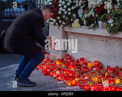 Bukarest, Rumänien. 15. Dezember, 2017. Rumänen vereinen ihre letzten Monarchen zu trauern, König Michael I, während der Nationalen Tage der Trauer. Credit: Mihai Popa/Alamy leben Nachrichten Stockfoto