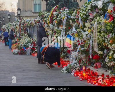 Bukarest, Rumänien. 15. Dezember, 2017. Rumänen vereinen ihre letzten Monarchen zu trauern, König Michael I, während der Nationalen Tage der Trauer. Credit: Mihai Popa/Alamy leben Nachrichten Stockfoto