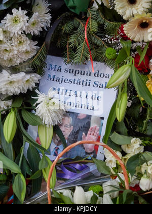 Bukarest, Rumänien. 15. Dezember, 2017. Rumänen vereinen ihre letzten Monarchen zu trauern, König Michael I, während der Nationalen Tage der Trauer. Credit: Mihai Popa/Alamy leben Nachrichten Stockfoto