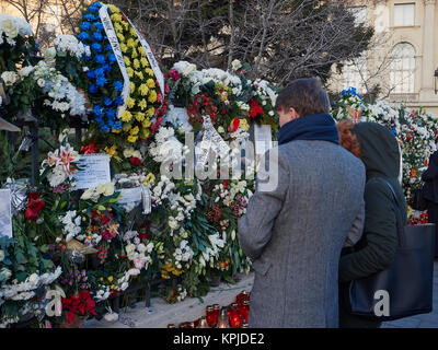 Bukarest, Rumänien. 15. Dezember, 2017. Rumänen vereinen ihre letzten Monarchen zu trauern, König Michael I, während der Nationalen Tage der Trauer. Credit: Mihai Popa/Alamy leben Nachrichten Stockfoto