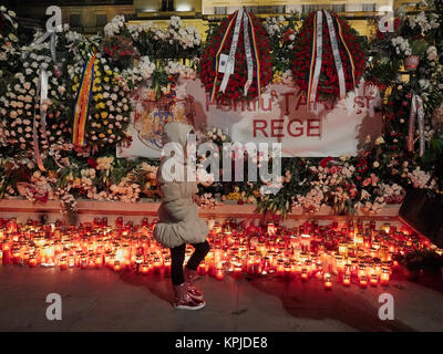 Bukarest, Rumänien. 15. Dezember, 2017. Rumänen vereinen ihre letzten Monarchen zu trauern, König Michael I, während der Nationalen Tage der Trauer. Credit: Mihai Popa/Alamy leben Nachrichten Stockfoto