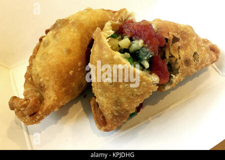 Yountville, CA, USA. 14 Dez, 2017. Lambs Shepherd pie und Chinesisch Schweinefleisch roll Empanadas von Executive Chef und Inhaber Anita Cartagena der Protea Restaurant in Yountville. Credit: Napa Senke-Register/ZUMA Draht/Alamy leben Nachrichten Stockfoto