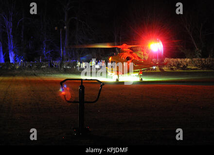 Broadmayne, Dorset, Großbritannien. 15. Dezember, 2017. Dorset und Somerset Air Ambulance bereitet zum Krankenhaus transportieren zu können. Broadmayne Spielfeld, Dorset, Großbritannien. Ca. 21:30, 15. Nov 2017. Quelle: David Smart/Alamy leben Nachrichten Stockfoto