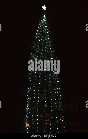 London, Großbritannien. Dezember 2017. Weihnachtsbaum auf dem Trafalgar Square, der von der Stadt Oslo als Zeichen der Dankbarkeit für die Unterstützung Großbritanniens während des Zweiten Weltkriegs geschenkt wurde. Stockfoto
