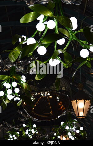 London, Großbritannien. Dezember 2017. Weihnachtsdekorationen und Lichter in Covent Garden. Stockfoto