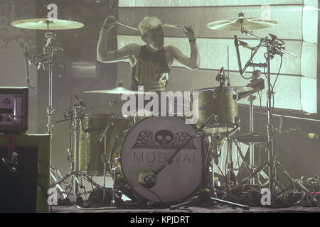 London, Großbritannien. 15 Dez, 2017. Cat Myers (von Honeyblood) mit Mogwai live auf der Bühne bei O2 Academy Brixton, London. Foto Datum: Freitag, 15. Dezember 2017. Credit: Roger Garfield/Alamy leben Nachrichten Stockfoto