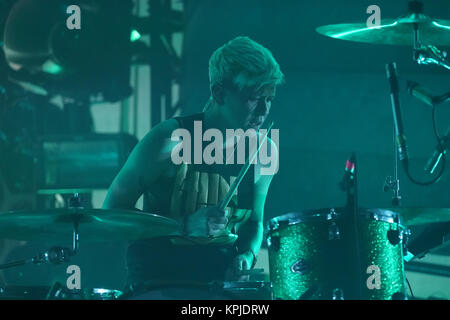 London, Großbritannien. 15 Dez, 2017. Cat Myers (von Honeyblood) mit Mogwai live auf der Bühne bei O2 Academy Brixton, London. Foto Datum: Freitag, 15. Dezember 2017. Credit: Roger Garfield/Alamy leben Nachrichten Stockfoto