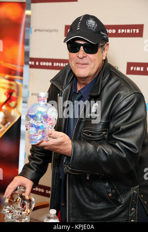 Philadelphia, PA, USA. 15 Dez, 2017. Dan Aykroyd Flaschen Kristall Wodka an feinen Wein & gute Laune Premium Collection Store in Philadelphia, Pa, am 15. Dezember 2017 unterzeichnen, Credit: Star Shooter / Medien Punch/Alamy leben Nachrichten Stockfoto