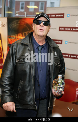 Philadelphia, PA, USA. 15 Dez, 2017. Dan Aykroyd Flaschen Kristall Wodka an feinen Wein & gute Laune Premium Collection Store in Philadelphia, Pa, am 15. Dezember 2017 unterzeichnen, Credit: Star Shooter / Medien Punch/Alamy leben Nachrichten Stockfoto