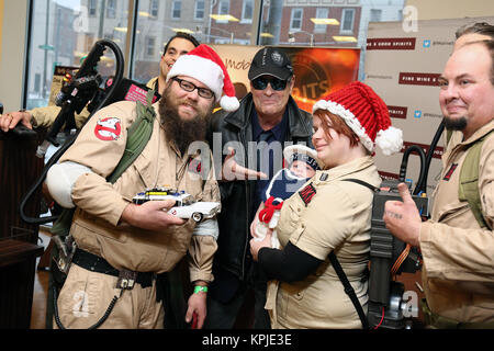 Philadelphia, PA, USA. 15 Dez, 2017. Dan Aykroyd Flaschen Kristall Wodka an feinen Wein & gute Laune Premium Collection Store in Philadelphia, Pa, am 15. Dezember 2017 unterzeichnen, Credit: Star Shooter / Medien Punch/Alamy leben Nachrichten Stockfoto