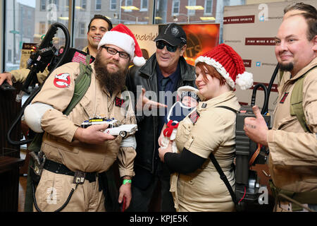 Philadelphia, PA, USA. 15 Dez, 2017. Dan Aykroyd Flaschen Kristall Wodka an feinen Wein & gute Laune Premium Collection Store in Philadelphia, Pa, am 15. Dezember 2017 unterzeichnen, Credit: Star Shooter / Medien Punch/Alamy leben Nachrichten Stockfoto