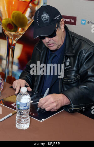 Philadelphia, PA, USA. 15 Dez, 2017. Dan Aykroyd Flaschen Kristall Wodka an feinen Wein & gute Laune Premium Collection Store in Philadelphia, Pa, am 15. Dezember 2017 unterzeichnen, Credit: Star Shooter / Medien Punch/Alamy leben Nachrichten Stockfoto