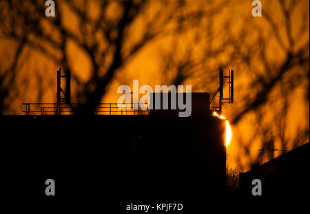 Merton, London, UK. 16. Dezember, 2017. Sonne hinter Gebäude in South West London mit klaren Frosty am frühen Morgen Himmel. Credit: Malcolm Park/Alamy leben Nachrichten Stockfoto