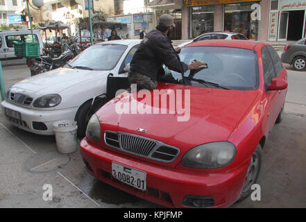 Gaza, Gazastreifen, palästinensischen Gebiet. 16 Jan, 2013. (Dateien) Dieses Foto am 13. Januar, eines Palästinensers Abu Ibraheem Thuraya, 29 2013 zeigt, reinigt ein Auto in Gaza Stadt. Abu Thuraya, der von israelischen Sicherheitskräften später erschossen wurde am Freitag, 15 Dezember, 2017 bei Zusammenstößen in der Nähe der Grenze mit Israel im Osten von Gaza Stadt gegen die Entscheidung der US-Präsident Donald Trump Jerusalem als Hauptstadt von Israel Kredit zu erkennen: Ezz Al-Zanoon/APA-Images/ZUMA Draht/Alamy leben Nachrichten Stockfoto