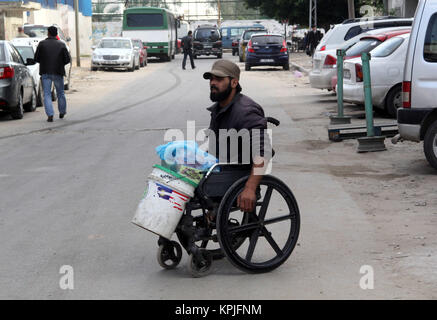 Gaza, Gazastreifen, palästinensischen Gebiet. 16 Jan, 2013. (Dateien) Dieses Foto am 13. Januar, eines Palästinensers Abu Ibraheem Thuraya, 29 2013 zeigt, reinigt ein Auto in Gaza Stadt. Abu Thuraya, der von israelischen Sicherheitskräften später erschossen wurde am Freitag, 15 Dezember, 2017 bei Zusammenstößen in der Nähe der Grenze mit Israel im Osten von Gaza Stadt gegen die Entscheidung der US-Präsident Donald Trump Jerusalem als Hauptstadt von Israel Kredit zu erkennen: Ezz Al-Zanoon/APA-Images/ZUMA Draht/Alamy leben Nachrichten Stockfoto