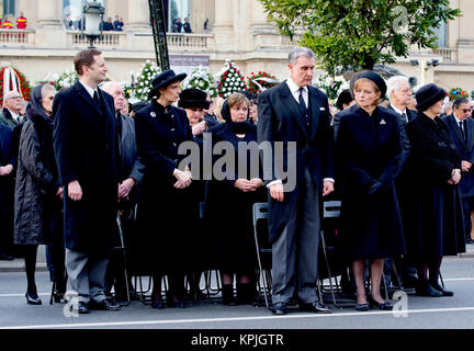 Crown Princess Margareta von Rumänien, Prinz Radu von Rumänien, Prinzessin Elena von Rumänien, Irina Walker, Prinzessin Maria von Rumänien, Prinzessin Sophie von Rumänien, Erzherzogin Maria Magdalena von Österreich und ihr Ehemann, Baron Hans Ulrich von Holzhausen, SKH Prinz Georg Friedrich von Preussen im Royal Palace Square in Bukarest, am 16. Dezember 2017, eine militärische und religiöse Zeremonie anlässlich der Beerdigung von König mihael ich von Rumänien Foto: Albert Nieboer/Niederlande/Point de Vue, · KEINE LEITUNG SERVICE · Foto: Albert Nieboer/RoyalPress/dpa zu besuchen Stockfoto