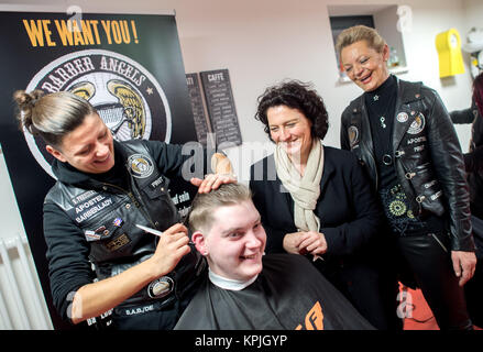 Salzgitter-Bad, Deutschland. 16 Dez, 2017. Niedersachsens Minister für Soziale Angelegenheiten Carola Reimann (2-R) und der ograniser Gaby Günther (R) haben ein Gespräch mit Tim (C) Wer bekommt einen neuen Haarschnitt von Friseur Tina (L) in Salzgitter-Bad, Deutschland, 16. Dezember 2017. Die Friseure der Wohltätigkeitsorganisation "Friseur Engel' die Haare und Bärte von Obdachlosen und Menschen in Not. Credit: Hauke-Christian Dittrich/dpa/Alamy leben Nachrichten Stockfoto