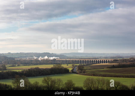 Northamptonshire, Großbritannien. 16. Dezember 2017. Dampflokomotive Royal Scot kreuze Harringworth Viadukt mit dem York Yuletide Express Charta. Credit: Andrew Plummer/Alamy leben Nachrichten Stockfoto