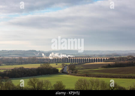 Northamptonshire, Großbritannien. 16. Dezember 2017. Dampflokomotive Royal Scot kreuze Harringworth Viadukt mit dem York Yuletide Express Charta. Credit: Andrew Plummer/Alamy leben Nachrichten Stockfoto