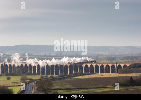 Northamptonshire, Großbritannien. 16. Dezember 2017. Dampflokomotive Royal Scot kreuze Harringworth Viadukt mit dem York Yuletide Express Charta. Credit: Andrew Plummer/Alamy leben Nachrichten Stockfoto