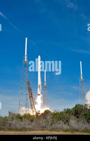 Cape Canaveral, Florida, USA. 15. Dezember, 2017. Die SpaceX Falcon 9 Rakete Durchführung der Dragon capsule Knalle weg von Komplexen 40 Start auf der Cape Canaveral Spaceport Dezember 15, in Cape Canaveral, Florida, 2017. Die Dragon capsule ist auf einer Neuversorgung zur Internationalen Raumstation geführt und ist das erste Mal, SpaceX eine geflogene Rakete und Raumfahrzeugen auf einer NASA-Mission gestartet. Credit: Planetpix/Alamy leben Nachrichten Stockfoto