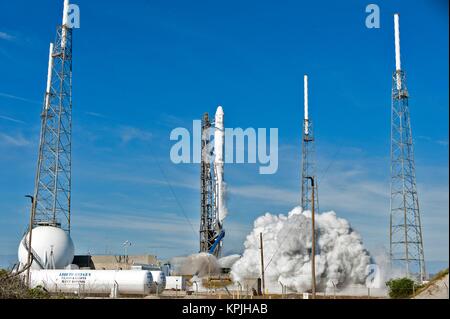 Cape Canaveral, Florida, USA. 15. Dezember, 2017. Die SpaceX Falcon 9 Rakete Durchführung der Dragon capsule Knalle weg von Komplexen 40 Start auf der Cape Canaveral Spaceport Dezember 15, in Cape Canaveral, Florida, 2017. Die Dragon capsule ist auf einer Neuversorgung zur Internationalen Raumstation geführt und ist das erste Mal, SpaceX eine geflogene Rakete und Raumfahrzeugen auf einer NASA-Mission gestartet. Credit: Planetpix/Alamy leben Nachrichten Stockfoto