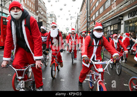 Oxford Street, London. Vereinigtes Königreich 16. Dez 2017 - Santa's auf dem Fahrrad in der Oxford Street, London. Hunderte nehmen teil an BMXLife Londons Santa Cruise auf der Oxford Street zu sammeln Geld für Evelina Londoner Kinderkrankenhaus (ECHO). Die jährliche Veranstaltung begann vor drei Jahren nach Stephane Wright's Sohn Tommy, einen Herzinfarkt erlitten und verbrachte Zeit bei Evelina London. Tommy war nur 6 Monate alt, als er einen Herzinfarkt und starb fast. Er wurde zu Evelina Londoner Kinder Krankenhaus im Oktober 2014 zugelassen. Credit: Dinendra Haria/Alamy leben Nachrichten Stockfoto