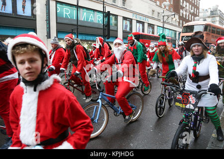 Oxford Street, London. Vereinigtes Königreich 16. Dez 2017 - Santa's auf dem Fahrrad in der Oxford Street, London. Hunderte nehmen teil an BMXLife Londons Santa Cruise auf der Oxford Street zu sammeln Geld für Evelina Londoner Kinderkrankenhaus (ECHO). Die jährliche Veranstaltung begann vor drei Jahren nach Stephane Wright's Sohn Tommy, einen Herzinfarkt erlitten und verbrachte Zeit bei Evelina London. Tommy war nur 6 Monate alt, als er einen Herzinfarkt und starb fast. Er wurde zu Evelina Londoner Kinder Krankenhaus im Oktober 2014 zugelassen. Credit: Dinendra Haria/Alamy leben Nachrichten Stockfoto