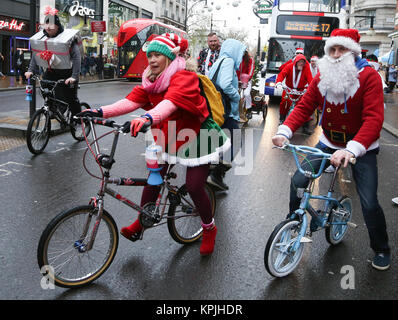 Oxford Street, London. Vereinigtes Königreich 16. Dez 2017 - Santa's auf dem Fahrrad in der Oxford Street, London. Hunderte nehmen teil an BMXLife Londons Santa Cruise auf der Oxford Street zu sammeln Geld für Evelina Londoner Kinderkrankenhaus (ECHO). Die jährliche Veranstaltung begann vor drei Jahren nach Stephane Wright's Sohn Tommy, einen Herzinfarkt erlitten und verbrachte Zeit bei Evelina London. Tommy war nur 6 Monate alt, als er einen Herzinfarkt und starb fast. Er wurde zu Evelina Londoner Kinder Krankenhaus im Oktober 2014 zugelassen. Credit: Dinendra Haria/Alamy leben Nachrichten Stockfoto