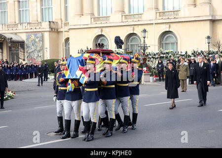 Bukarest, Rumänien. 16 Dez, 2017. Guard Regiments tragen den Sarg von Rumäniens ehemaliger König Mihai I vor dem ehemaligen Königspalast, jetzt National Art Museum, in Bukarest, Rumänien, 16. Dezember, 2017. Rumäniens ehemaliger König Mihai ich starb am 5. Dezember im Alter von 96 Jahren an seinem Wohnsitz in der Schweiz. Credit: Gabriel Petrescu/Xinhua/Alamy leben Nachrichten Stockfoto