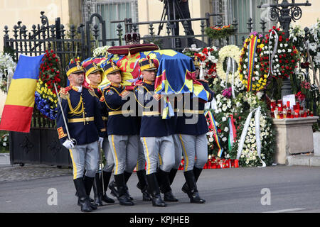 Bukarest, Rumänien. 16 Dez, 2017. Guard Regiments tragen den Sarg von Rumäniens ehemaliger König Mihai I vor dem ehemaligen Königspalast, jetzt National Art Museum, in Bukarest, Rumänien, 16. Dezember, 2017. Rumäniens ehemaliger König Mihai ich starb am 5. Dezember im Alter von 96 Jahren an seinem Wohnsitz in der Schweiz. Credit: Gabriel Petrescu/Xinhua/Alamy leben Nachrichten Stockfoto