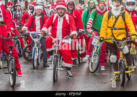 London, Großbritannien. 16 Dez, 2017. Oxford Street, London. 100 Santa's nehmen an der BMXLife London Santa Cruise auf der Oxford Street, um Geld für Kinder mit Herzerkrankungen bei Evelina Londoner Kinderkrankenhaus (ECHO). BMX Leben ist eine jährliche Veranstaltung, die vor drei Jahren begann nach Stephane Wright's Sohn Tommy, der nur 6 Monate alt war, einen Herzinfarkt erlitten und wurde im Oktober 2014 zu Evelina Londoner Kinder Krankenhaus zugelassen. Credit: Amer ghazzal/Alamy leben Nachrichten Stockfoto