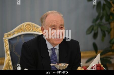 Moskau, Russland. 16 Dez, 2017. Komponist Rodion Shchedrin erfüllt mit dem russischen Präsidenten Wladimir Putin bei seinem 85. Geburtstag im Kreml 16 Dezember, 2016 in Moskau, Russland. Credit: Planetpix/Alamy leben Nachrichten Stockfoto