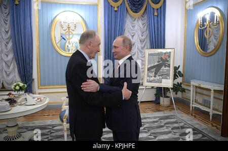 Moskau, Russland. 16 Dez, 2017. Der russische Präsident Wladimir Putin gratuliert der Künstler der UDSSR, Komponist Rodion Shchedrin auf seinem 85. Geburtstag im Kreml 16 Dezember, 2016 in Moskau, Russland. Credit: Planetpix/Alamy leben Nachrichten Stockfoto