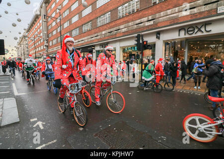 London, Großbritannien. 16 Dez, 2017. Oxford Street, London. 100 Santa's nehmen an der BMXLife London Santa Cruise auf der Oxford Street, um Geld für Kinder mit Herzerkrankungen bei Evelina Londoner Kinderkrankenhaus (ECHO). BMX Leben ist eine jährliche Veranstaltung, die vor drei Jahren begann nach Stephane Wright's Sohn Tommy, der nur 6 Monate alt war, einen Herzinfarkt erlitten und wurde im Oktober 2014 zu Evelina Londoner Kinder Krankenhaus zugelassen. Credit: Amer ghazzal/Alamy leben Nachrichten Stockfoto