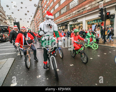 London, Großbritannien. 16 Dez, 2017. Oxford Street, London. 100 Santa's nehmen an der BMXLife London Santa Cruise auf der Oxford Street, um Geld für Kinder mit Herzerkrankungen bei Evelina Londoner Kinderkrankenhaus (ECHO). BMX Leben ist eine jährliche Veranstaltung, die vor drei Jahren begann nach Stephane Wright's Sohn Tommy, der nur 6 Monate alt war, einen Herzinfarkt erlitten und wurde im Oktober 2014 zu Evelina Londoner Kinder Krankenhaus zugelassen. Credit: Amer ghazzal/Alamy leben Nachrichten Stockfoto