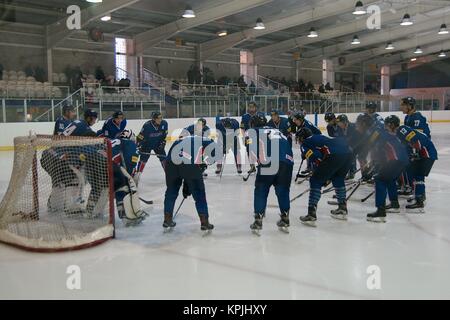 Dumfries, Schottland, 16. Dezember 2017. Die koreanischen Spieler vor dem Spiel gegen Rumänien in der 2018 IIHF Eishockey U20 Weltmeisterschaft Division II, Gruppe A, an der Dumfries. Credit: Colin Edwards/Alamy Leben Nachrichten. Stockfoto