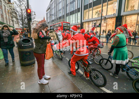 London, Großbritannien. 16 Dez, 2017. Oxford Street, London. 100 Santa's nehmen an der BMXLife London Santa Cruise auf der Oxford Street, um Geld für Kinder mit Herzerkrankungen bei Evelina Londoner Kinderkrankenhaus (ECHO). BMX Leben ist eine jährliche Veranstaltung, die vor drei Jahren begann nach Stephane Wright's Sohn Tommy, der nur 6 Monate alt war, einen Herzinfarkt erlitten und wurde im Oktober 2014 zu Evelina Londoner Kinder Krankenhaus zugelassen. Credit: Amer ghazzal/Alamy leben Nachrichten Stockfoto