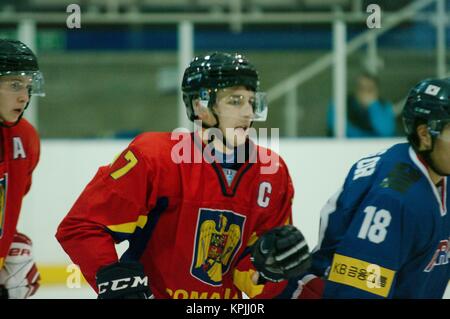 Dumfries, Schottland, 16. Dezember 2017. Szilard Rokaly, Rumänische Kapitän, Spielen gegen Korea die 2018 IIHF Eishockey U20 Weltmeisterschaft Division II, Gruppe A, an der Dumfries. Credit: Colin Edwards/Alamy Leben Nachrichten. Stockfoto