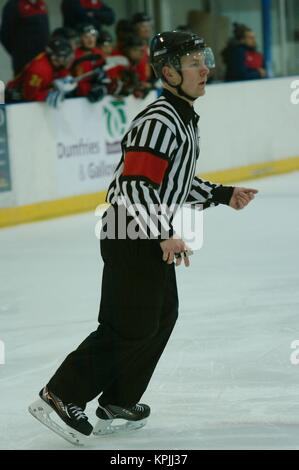 Dumfries, Schottland, 16. Dezember 2017. Schiedsrichter Joonas Kova von Finnland im Rumänien v Korea Match in der 2018 IIHF Eishockey U20 Weltmeisterschaft Division II, Gruppe A, an der Dumfries. Credit: Colin Edwards/Alamy Leben Nachrichten. Stockfoto