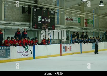 Dumfries, Schottland, 16. Dezember 2017. Die Romanmian, in Rot und der Koreanischen Bänke während ihres Gleichen in der 2018 IIHF Eishockey U20 Weltmeisterschaft Division II, Gruppe A, an der Dumfries. Credit: Colin Edwards/Alamy Leben Nachrichten. Stockfoto